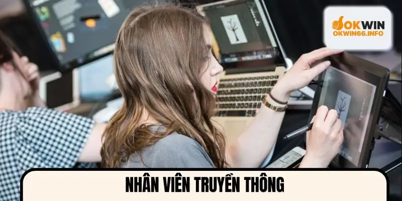 nhân viên truyền thông